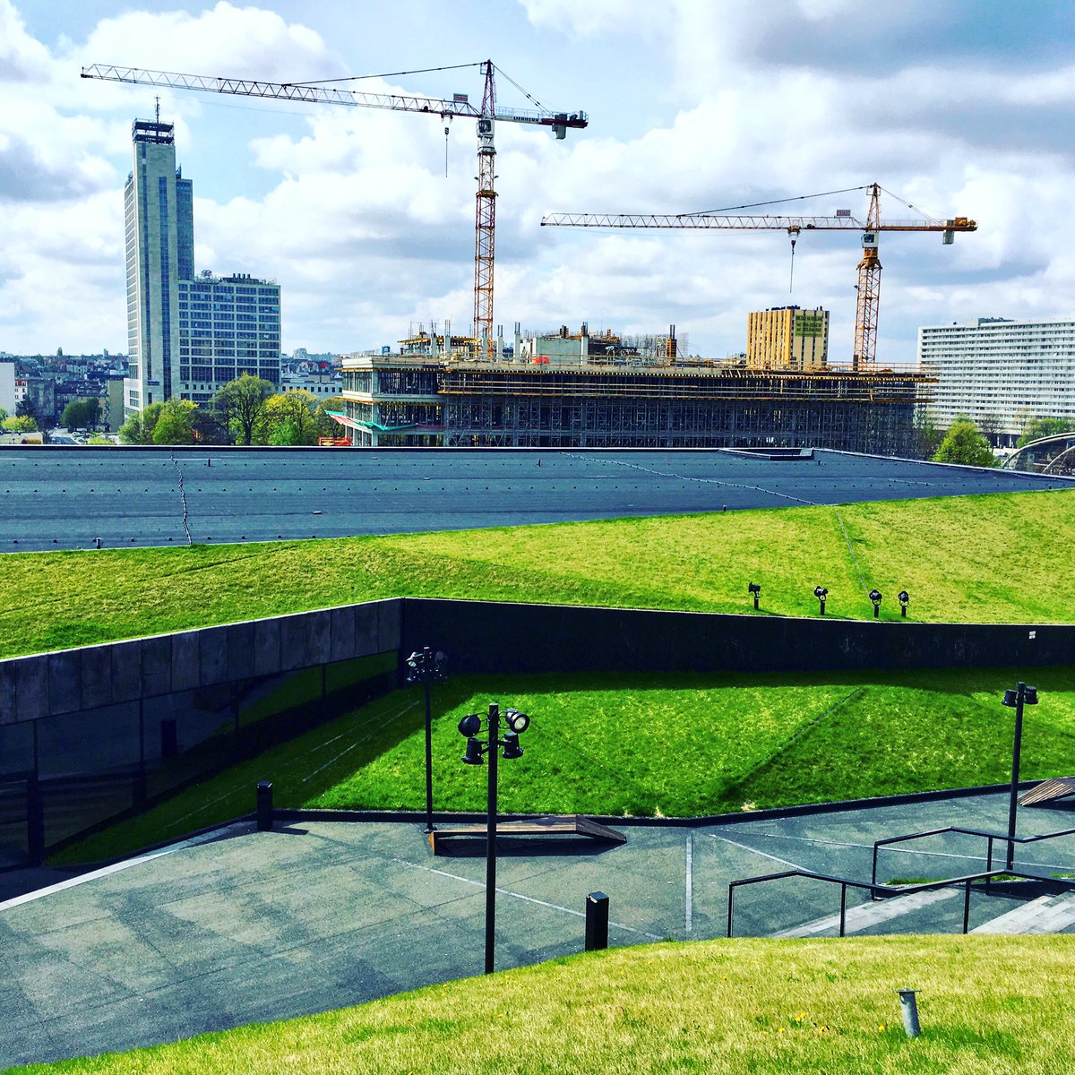 4invest's tweet photo. Mają wolne, ale widok i tak jest budujący :) #ktw #nieruchomości #inwestycje #biurowce #altus #mck #katowice https://t.co/2qa2glYnvO