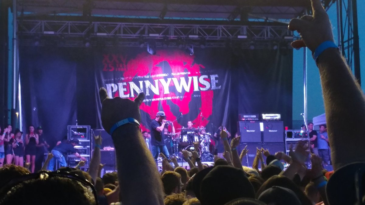 juan_durwin's tweet photo. Fun times at #brufest! 
@98KUPD @brufestaz #pennywise @Pennywise https://t.co/R1T0PT6pKO
