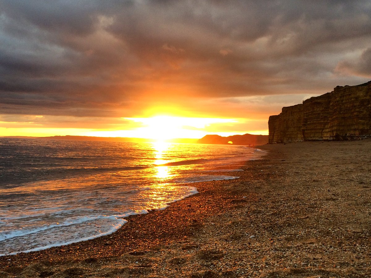 Sun sets over #broadchurch as us residents await to see who did it! 
<a href="/BroadchurchTV/">Broadchurch</a> <a href="/ITV/">ITV</a>