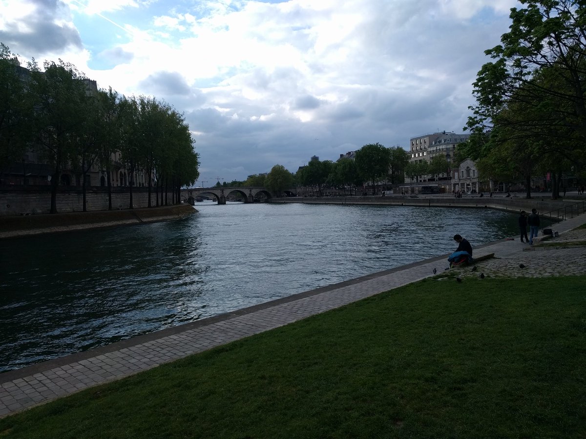 alung's tweet photo. #joggingwithaview #paris https://t.co/ZH3g98Fz0D