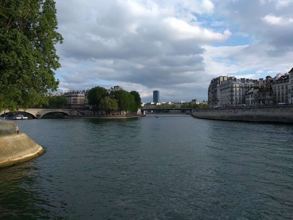 alung's tweet photo. #joggingwithaview #paris https://t.co/ZH3g98Fz0D