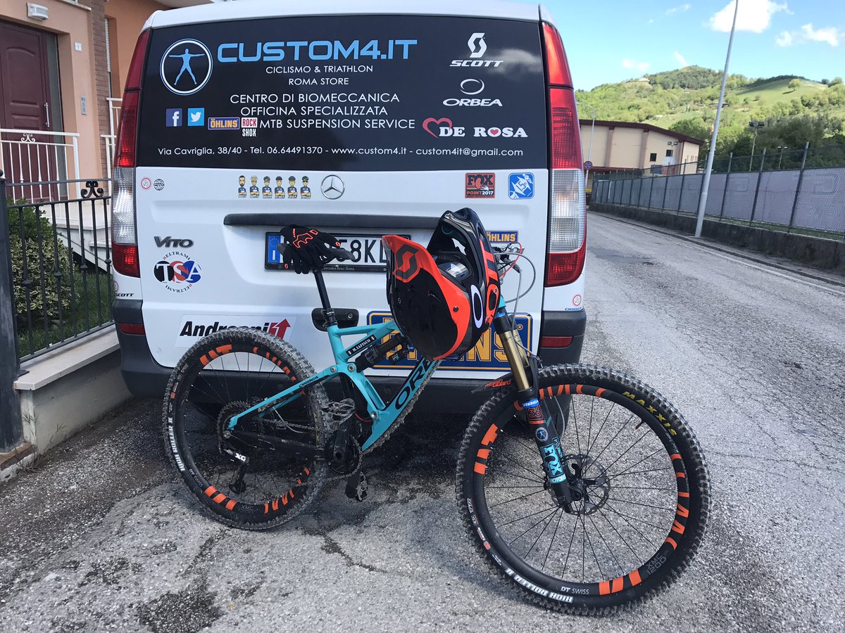 custom4us's tweet photo. RT MIafisco: #custom4it enduro team https://t.co/hNF1Ja0T4B : iriberrijon