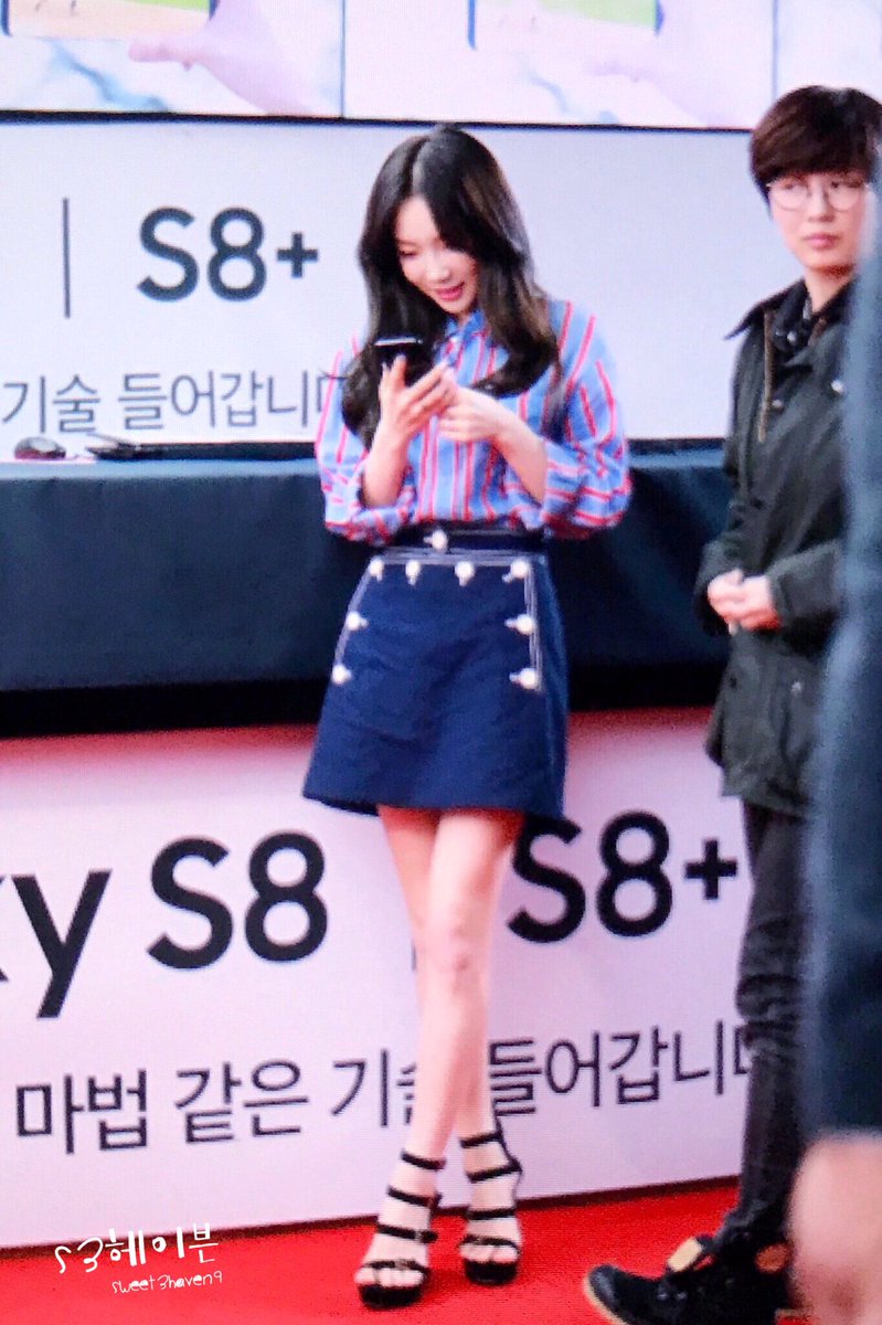 [PIC][18-04-2017]TaeYeon tham dự sự kiện ra mắt dòng "KT Galaxy S8/S8+" tại Gwanghwamun KT Square vào sáng nay C9p-ynTUQAA15Ds