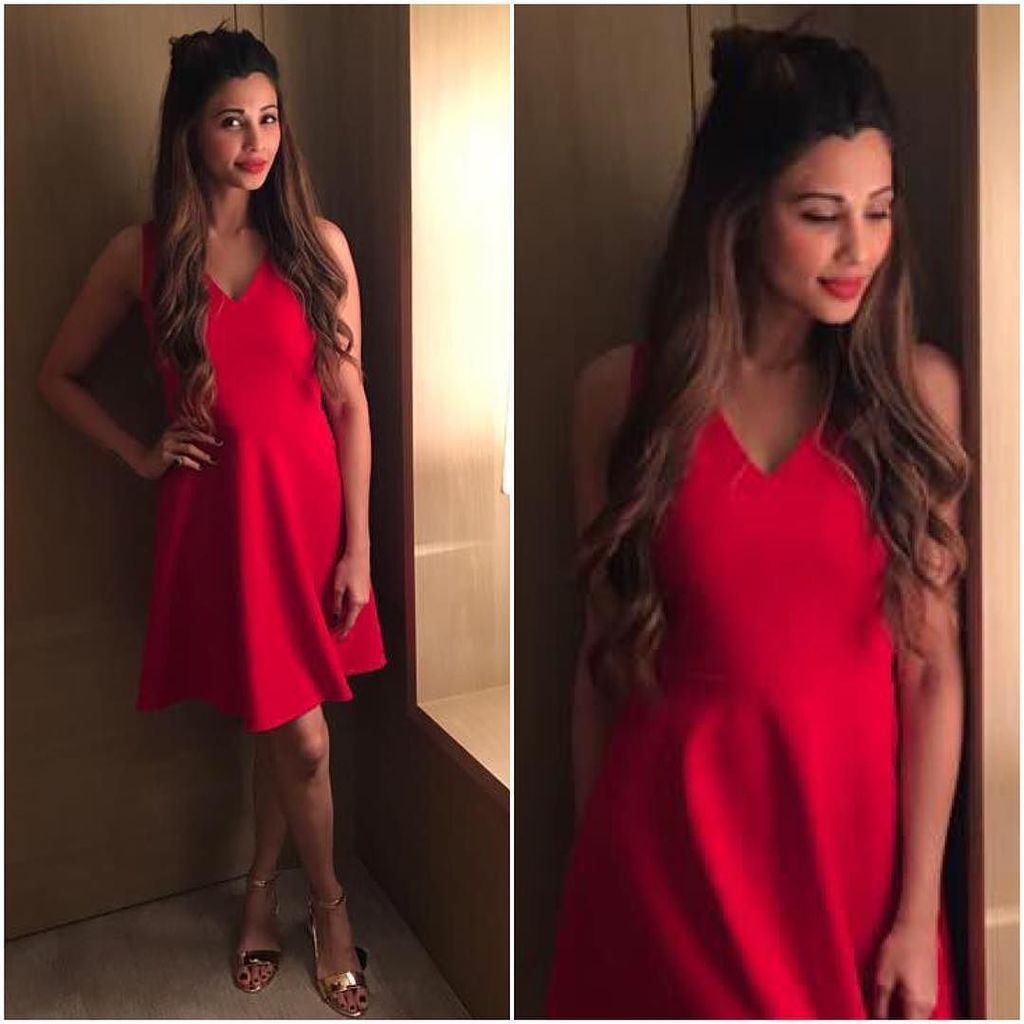 afdiaries's tweet photo. @shahdaisy 
Dress - @coverstoryfsl 
Sandals - @essemmaccessories 
Styled by - @trishadjani 
#bollywood #style #fas… https://t.co/VQF3JiwO8Y https://t.co/mVuFRm7Byd