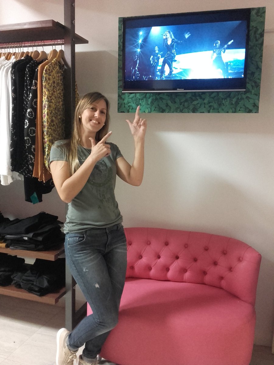 loli_bottasso's tweet photo. 😍😍😍 #estrenandolocal y estar viendo a la #LaJefa en mi trabajo, es de Loco 😱lo feliz que se siente!! @_MaluOficial_ ❤❤❤ #AhoraAmoMiTrabajo 😂 https://t.co/1sx20gAzBC