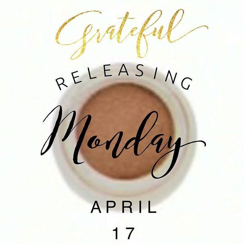 jjennisonmiller's tweet image. Now available shop it at jamiesglamourboutique.com
#laglamoursquad #splurgecreamshadow #matteshadows #younique