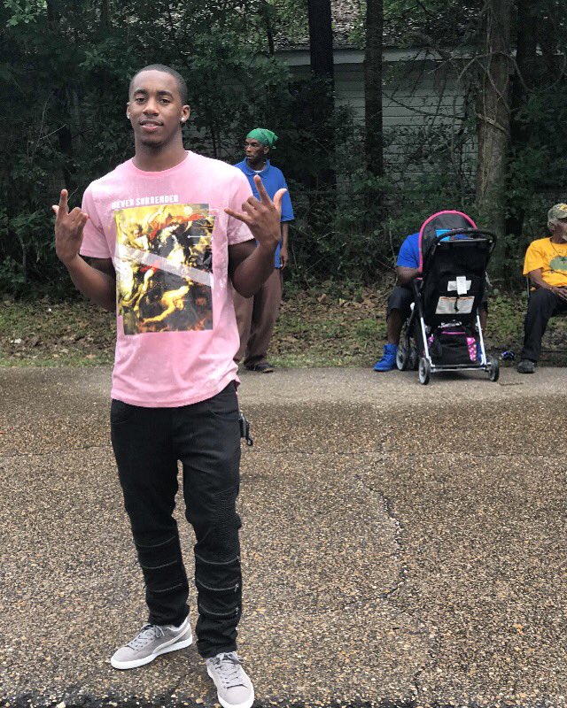 QUEZY__10's tweet photo. Love ah lonely lane 😈🤐🤘🏽💉 #EASTER2k17 https://t.co/rffJiEXTtV