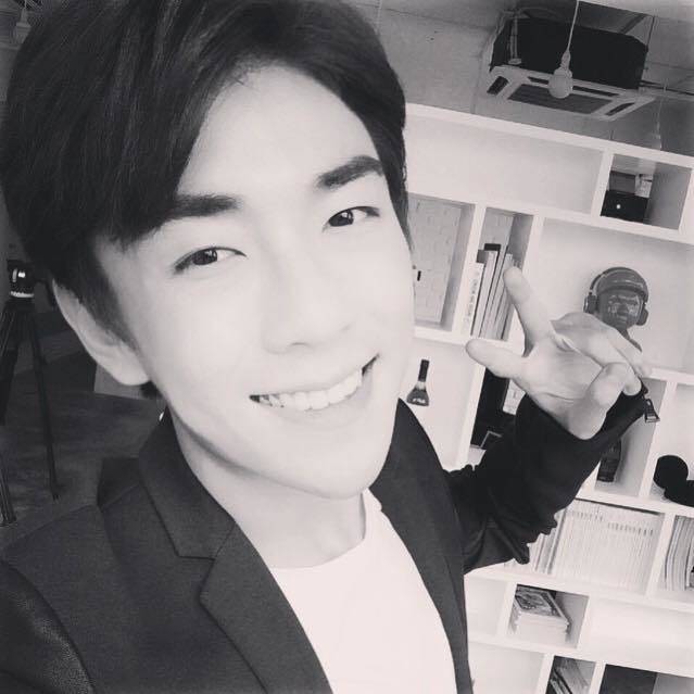 9vPplVKAH5DmeuE's tweet photo. #Bernard #bernardsjun #bernardsj
#森竣 #삼준
웃을때와 무표정일때 느낌이 많이 다르는 쭌이 가수보단 배우 느낌이 더 많이 난다
보이스도 좋은데 ~~~ https://t.co/hjQt1IXLiy