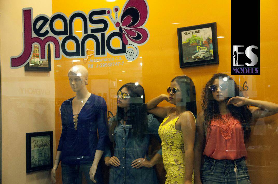 ESModelsCA's tweet photo. Si quieres que llegue tu momento. No pienses mucho los mejores estan aquí. 
Maniquíes Vivientes en el @cclasvirtudes y con JeansMania https://t.co/8HqwtUBDfE