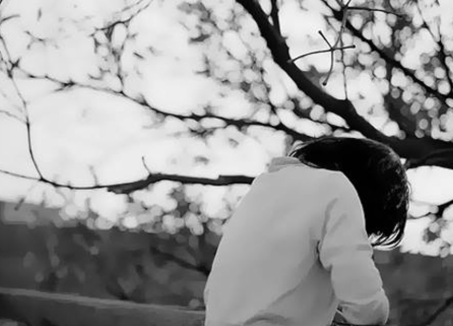 أحدهم كان جميلًا لا أخفي عليه / سرًا ،،
واليوم هو السر الذي يؤلمني : واخفيه .. !!