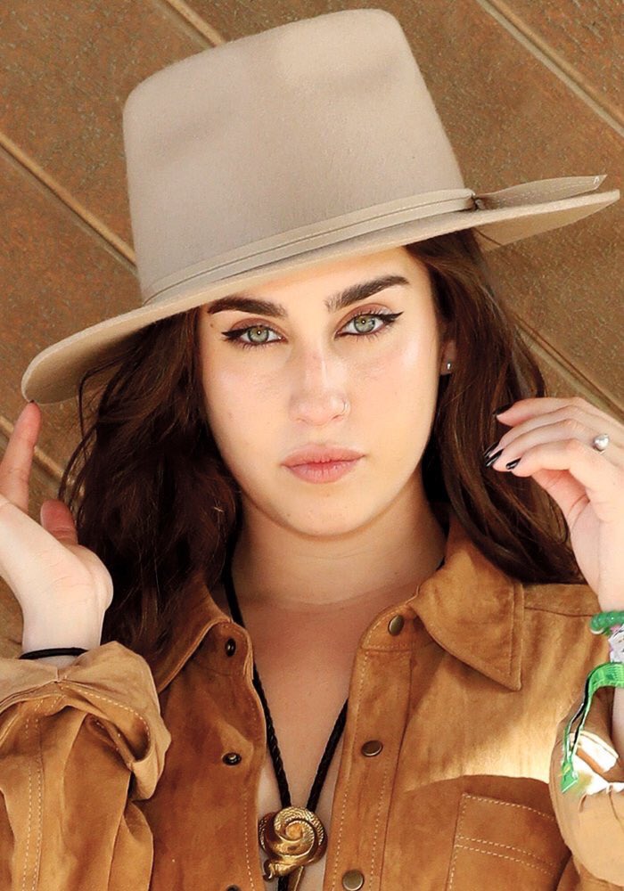 darkcwtcher's tweet photo. eu procurei um defeito nessas fotos mas nao achei nenhum lauren jauregui é perfeita https://t.co/ft9cz84xLw