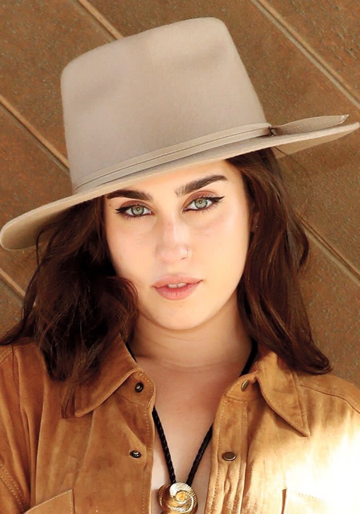 darkcwtcher's tweet photo. eu procurei um defeito nessas fotos mas nao achei nenhum lauren jauregui é perfeita https://t.co/ft9cz84xLw