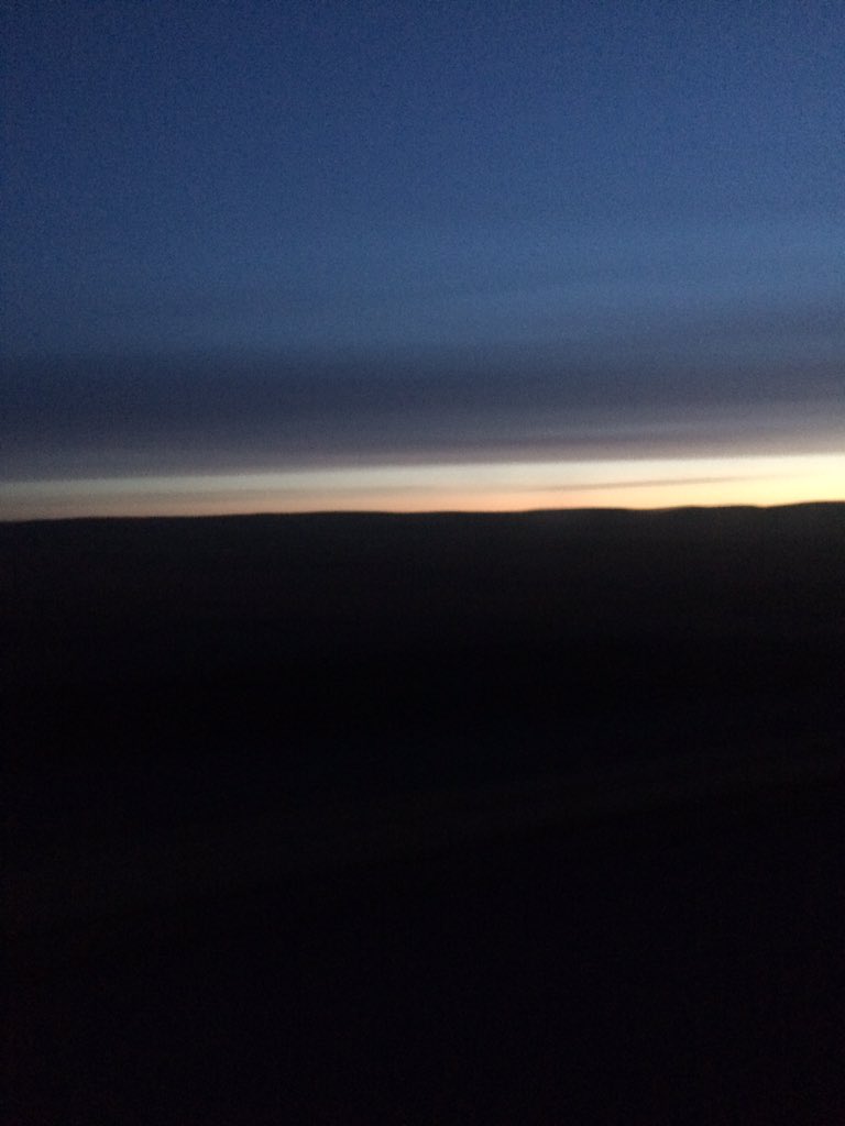 cass1ecakes's tweet photo. Retreating from the sun 🌗 #sunrise #roadtrip #whattimeisitreally https://t.co/sob1xwYsne