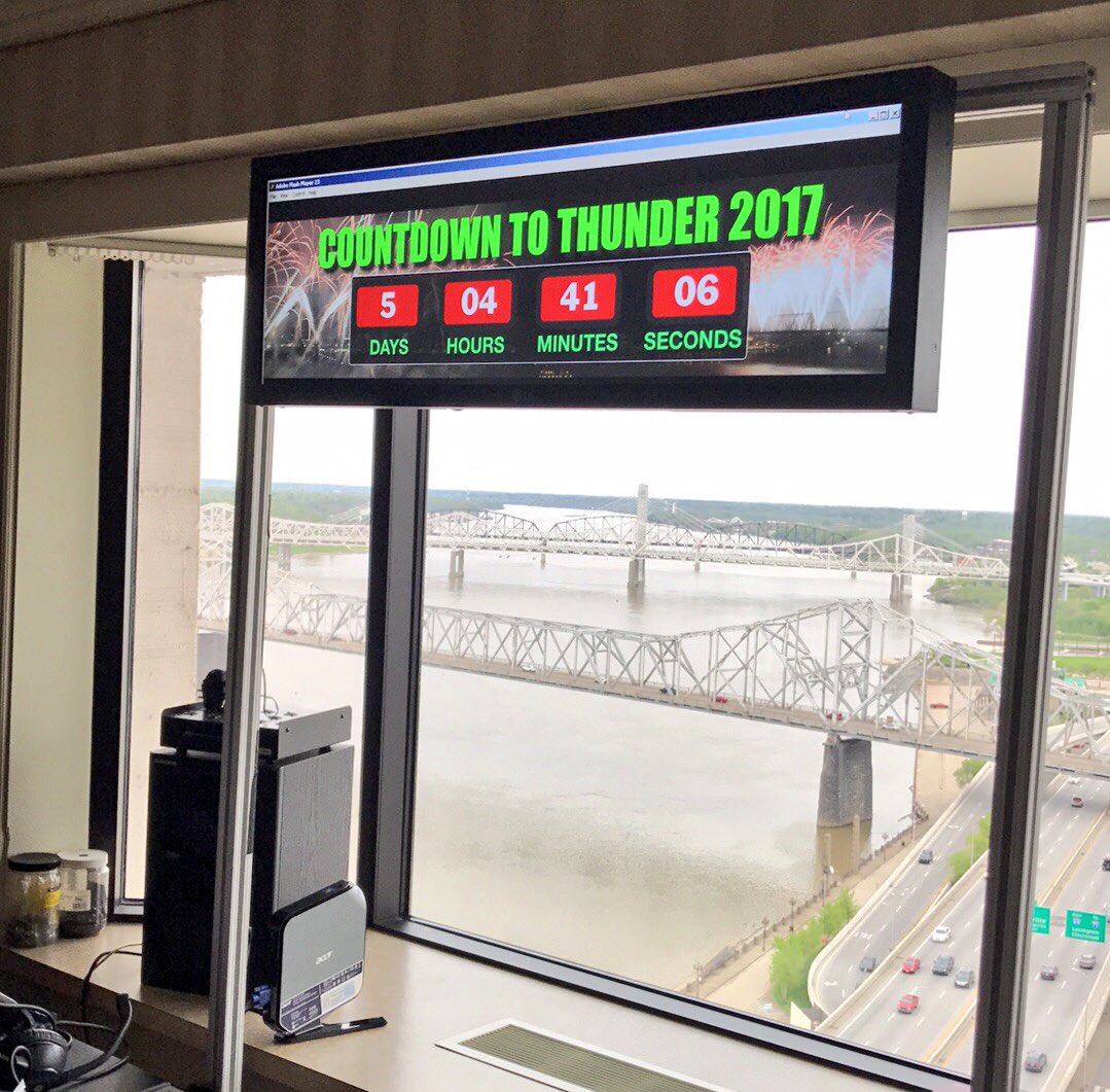 KyDerbyFestival's tweet photo. 😱😱😱 #ThunderOverLouisville https://t.co/FKJR0MYK8E