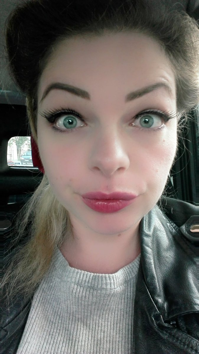 Prezel86's tweet photo. #pinupgirl #vintagestyle #wingedeyeliner #redlips #pasquetta https://t.co/qhVgbLyfh0