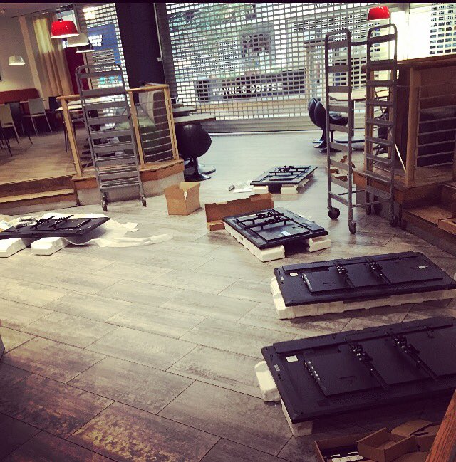 SignCastAB's tweet photo. Work in progress 🛠6 digitala menyskärmar ska upp på Restaurang Kitchen 😍 #digitalsignage #digitalskyltning #digitalcommunication #signcast https://t.co/322bi7kkdQ