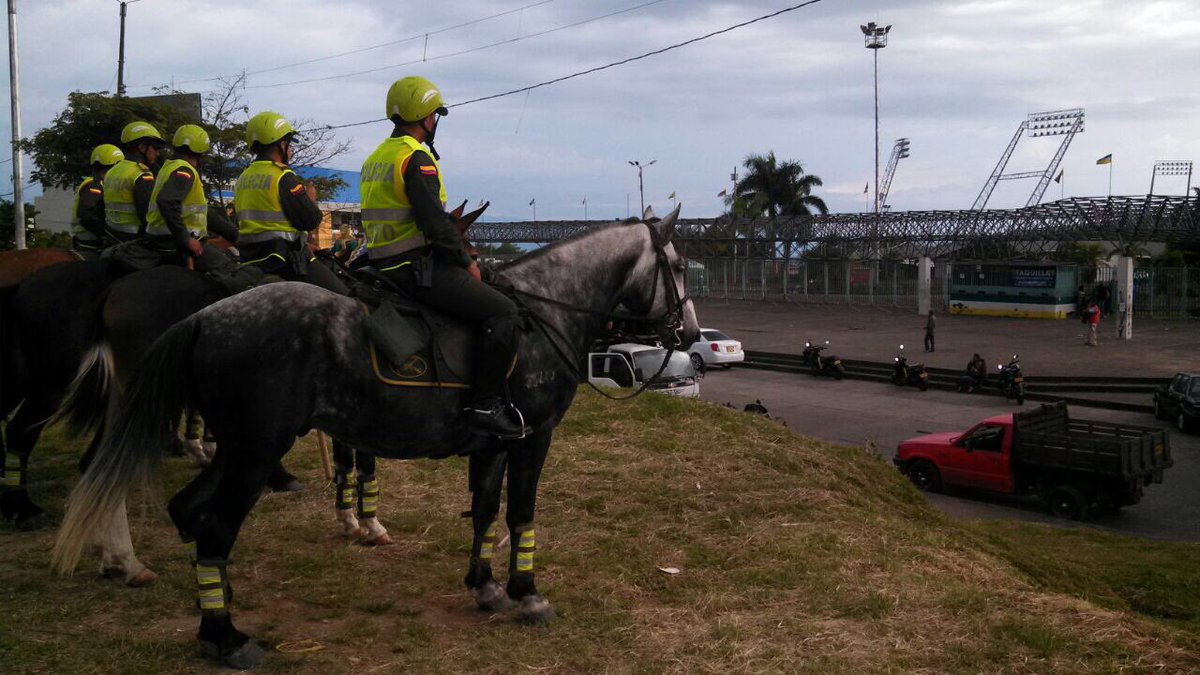 PoliciaQuindio's tweet photo. #AEstaHora brindamos apoyo y seguridad en #EstadioCentenario en #Armenia encuentro #DeportesQuindío Vs Atlético FC por un #FutbolSeguro https://t.co/UYYaOva8ex