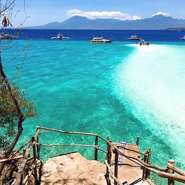 islandersmag's tweet photo. Sandbar... 📍 Sumilon Island, Philippines
📸 @thepinaywander 
#sumilonisland #philippines #asia #travel #weareisland… https://t.co/33XPfkpSwj https://t.co/vDVy6TkWoH