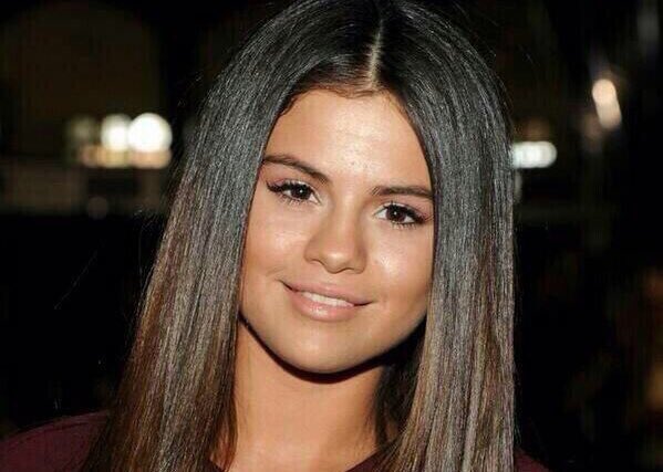 PASSTHE_GREEN's tweet image. Selena looks like Aaliyah here