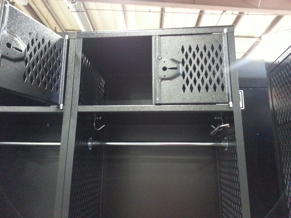 DebourghMfg's tweet photo. #SpecialtyLockers #BlackHammer #AngleIron #Collegiate #BuiltWithPride #DiamondPerforation #KnifeHinge https://t.co/SP0RmRTSGU