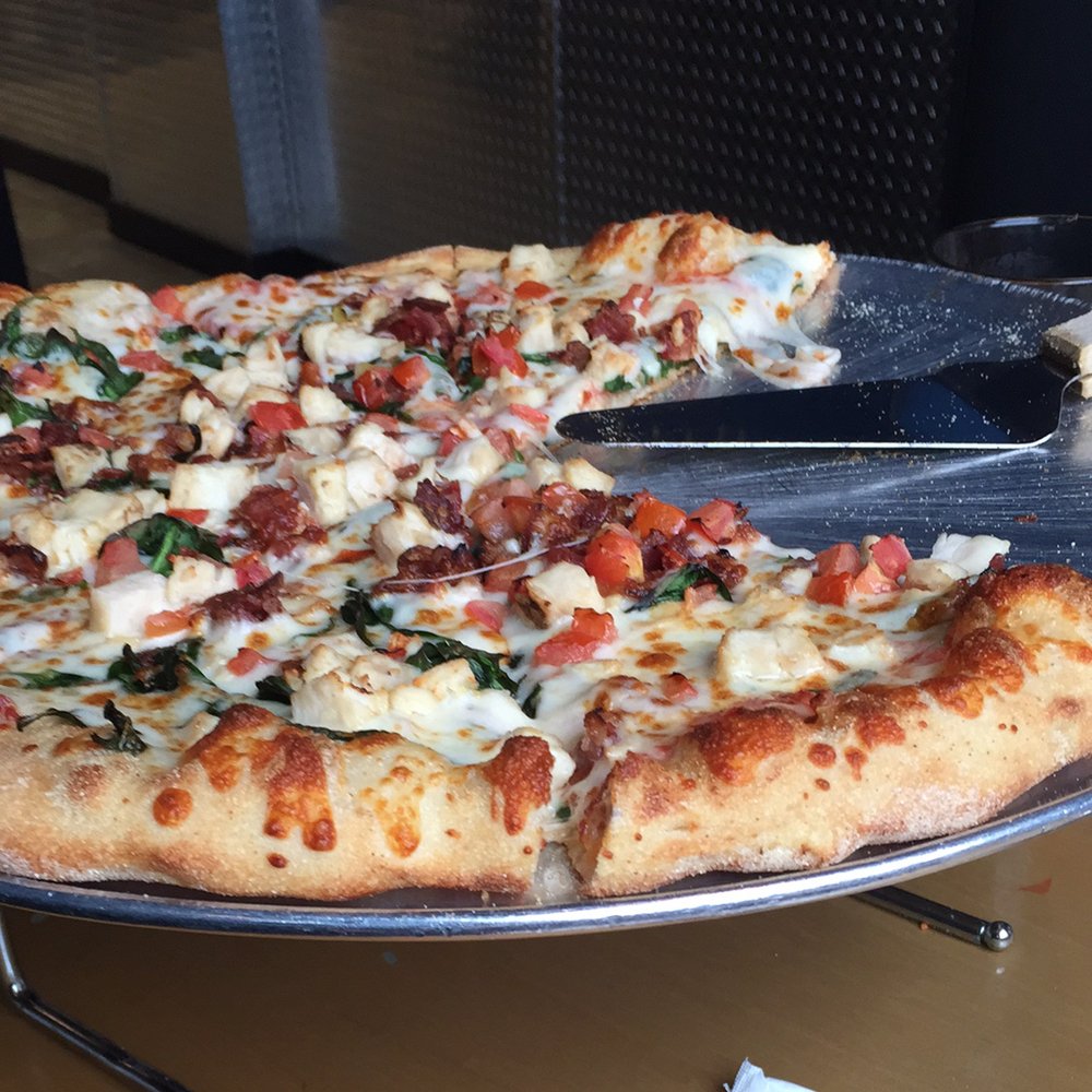 _CourtneyFin's tweet photo. Amazing pizza with Michael Stamey #BlueRockPizzaandTap @getStealz https://t.co/KfLB9KRBJC