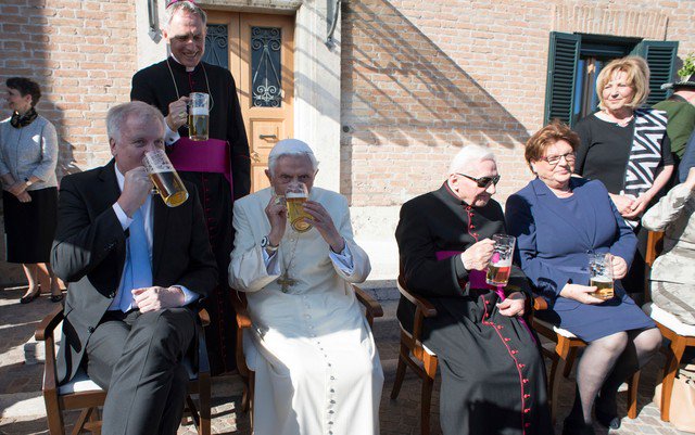 edducadoss's tweet photo. Bento XVI comemora 90 anos bebendo cerveja com convidados no Vaticano
 https://t.co/rtBbJqFwPT #G1 by #g1 via @c0nvey https://t.co/E4X6JoVfLv