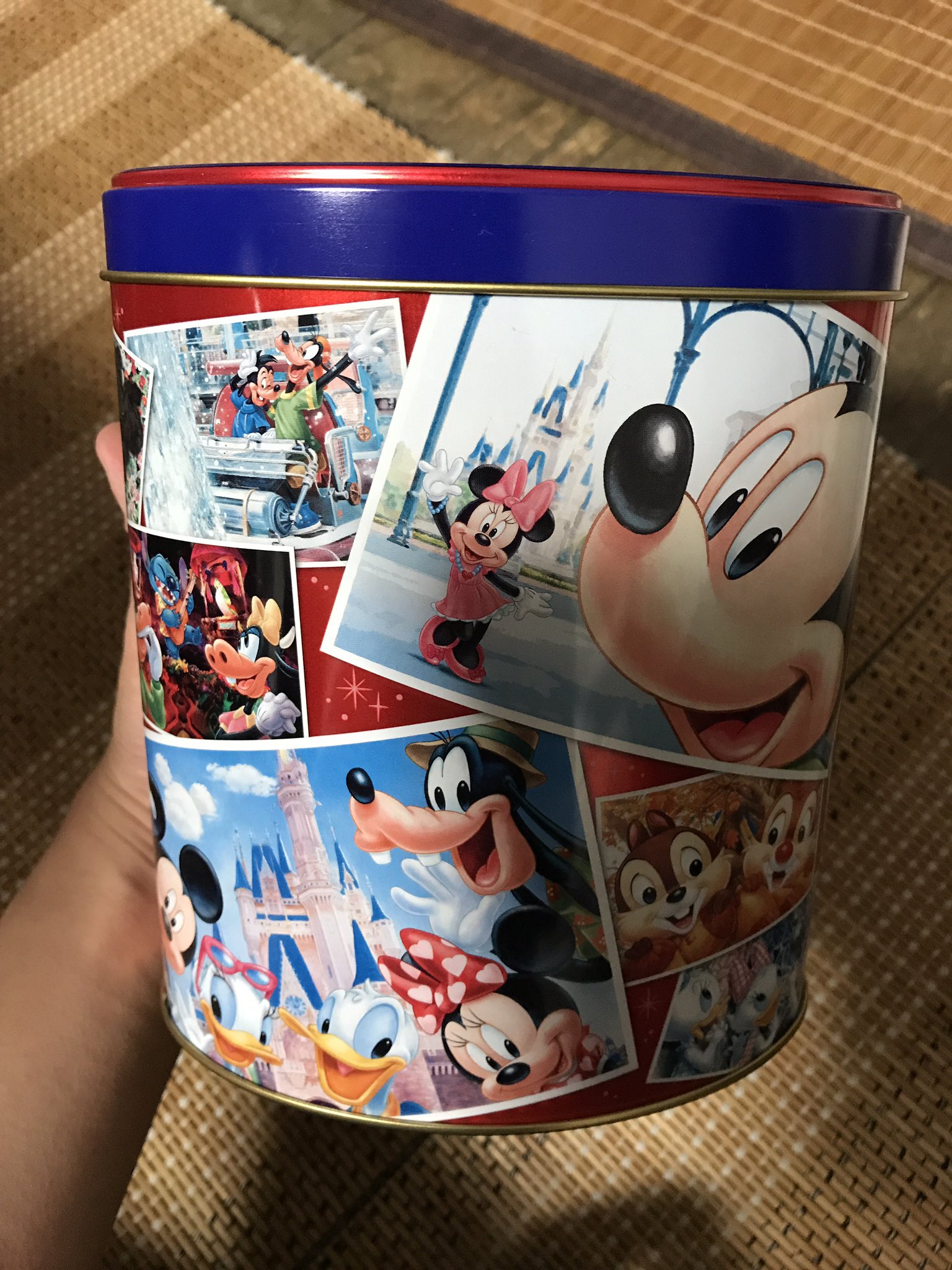 O Xrhsths Yu Sto Twitter 日曜日のディズニーのお土産なんだけど クランチチョコの缶がめっちゃ可愛い 中身はミルク味と いちご味だった 多分 34周年だから缶のデザイン変わったのかな ディズニーランド ディズニー クランチチョコ ディズニークランチ