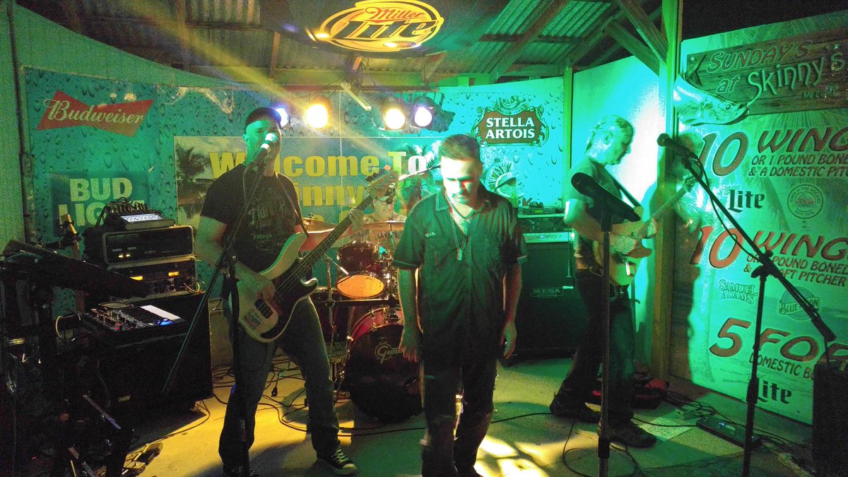 BuzzFactorTampa's tweet photo. Fired Up at Skinnys https://t.co/S47c1C75Ew
