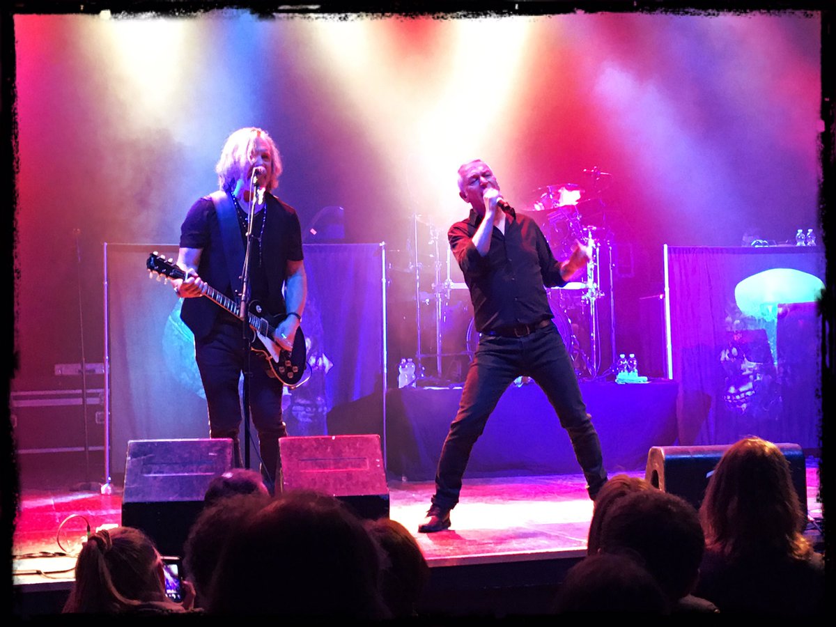 BeckDani's tweet photo. #thunder #z7 #rocknroll #konzertfabrik #pratteln #iloveyoumorethanrocknroll #lukemorley #dannybowes https://t.co/S7gIlzWbNw