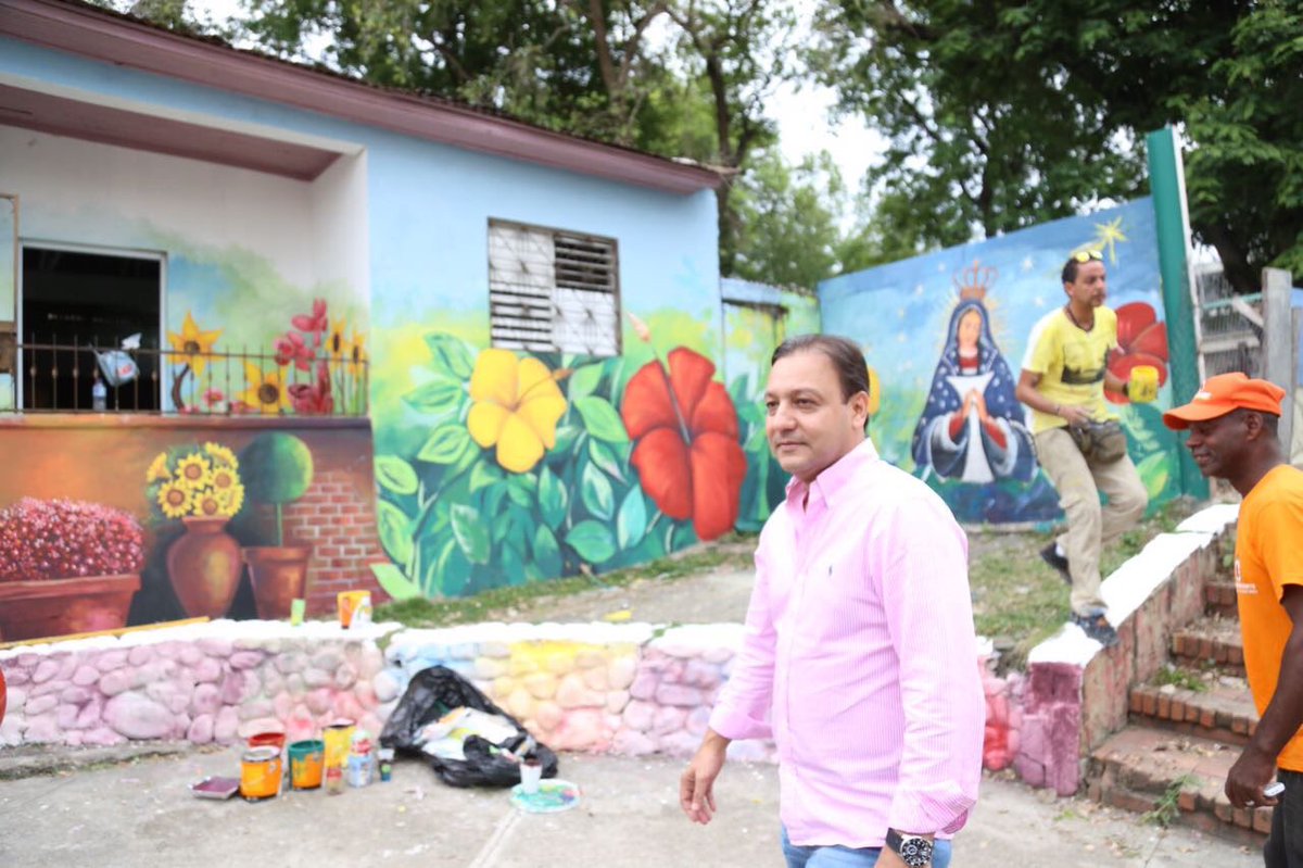 Doña Onoria en Pueblo Nuevo feliz al ver su casa transformada en arte. #MuralesDeCiudad