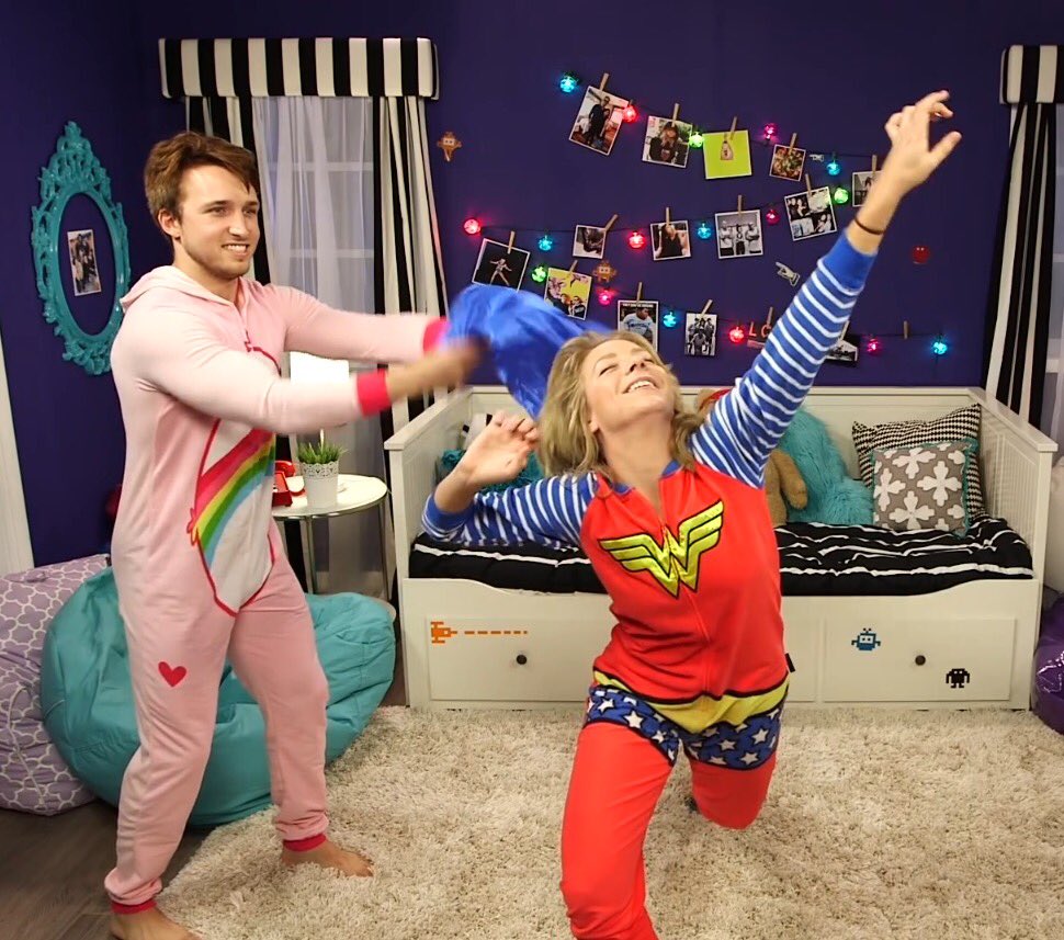 acashii_'s tweet photo. Friendship goals https://t.co/DL2s9FdbmX