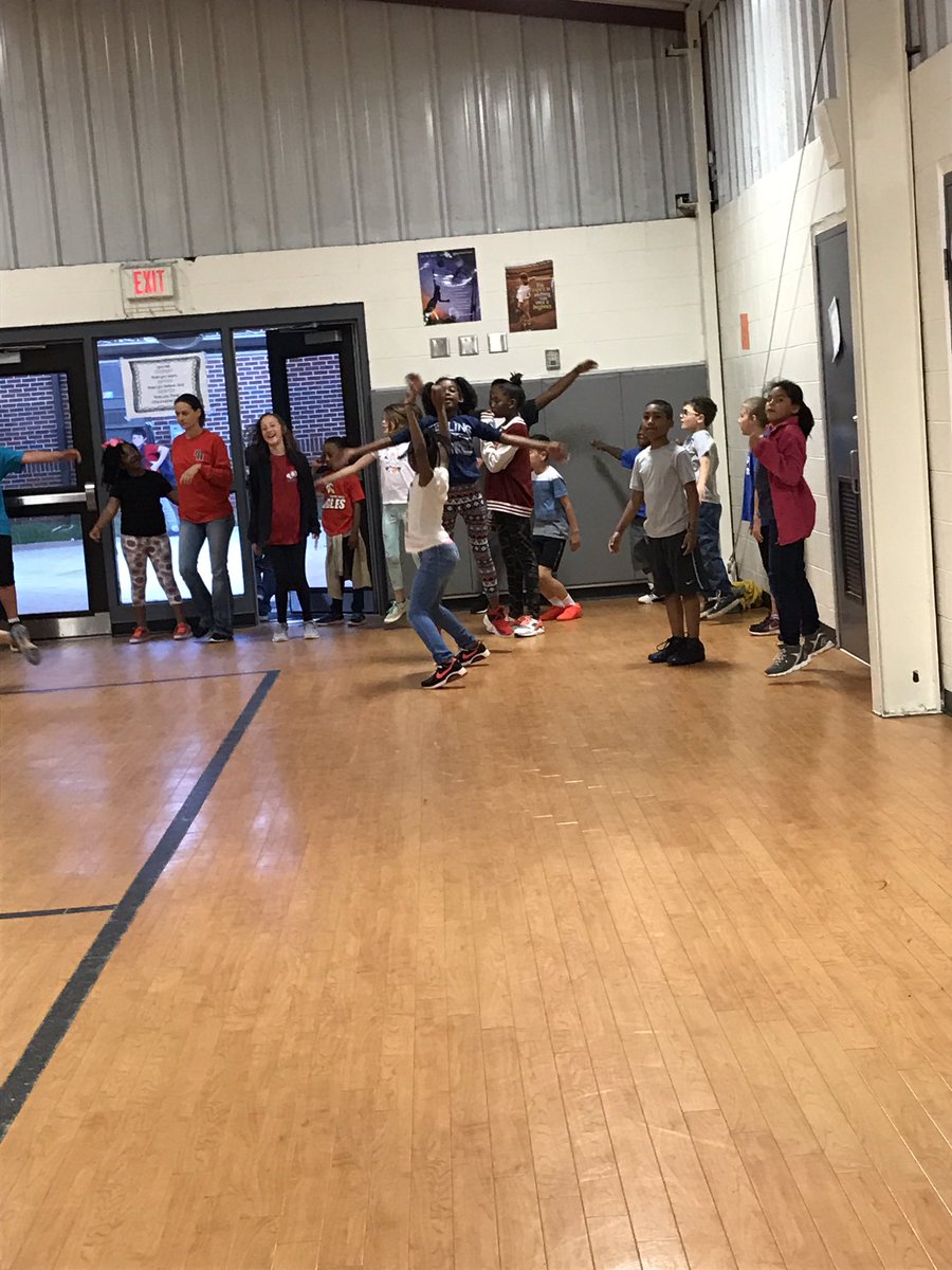 CoachFerrell5's tweet photo. Running, jumping jacks, mountain climbers, sit-ups. Getting our brains pumping before #GAMilestones #EaglesInTraining https://t.co/XjTQekzW3D