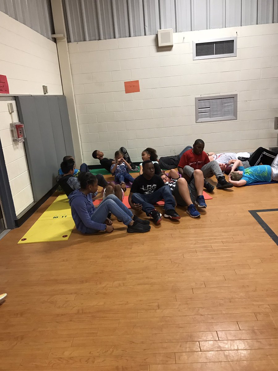 CoachFerrell5's tweet photo. Running, jumping jacks, mountain climbers, sit-ups. Getting our brains pumping before #GAMilestones #EaglesInTraining https://t.co/XjTQekzW3D