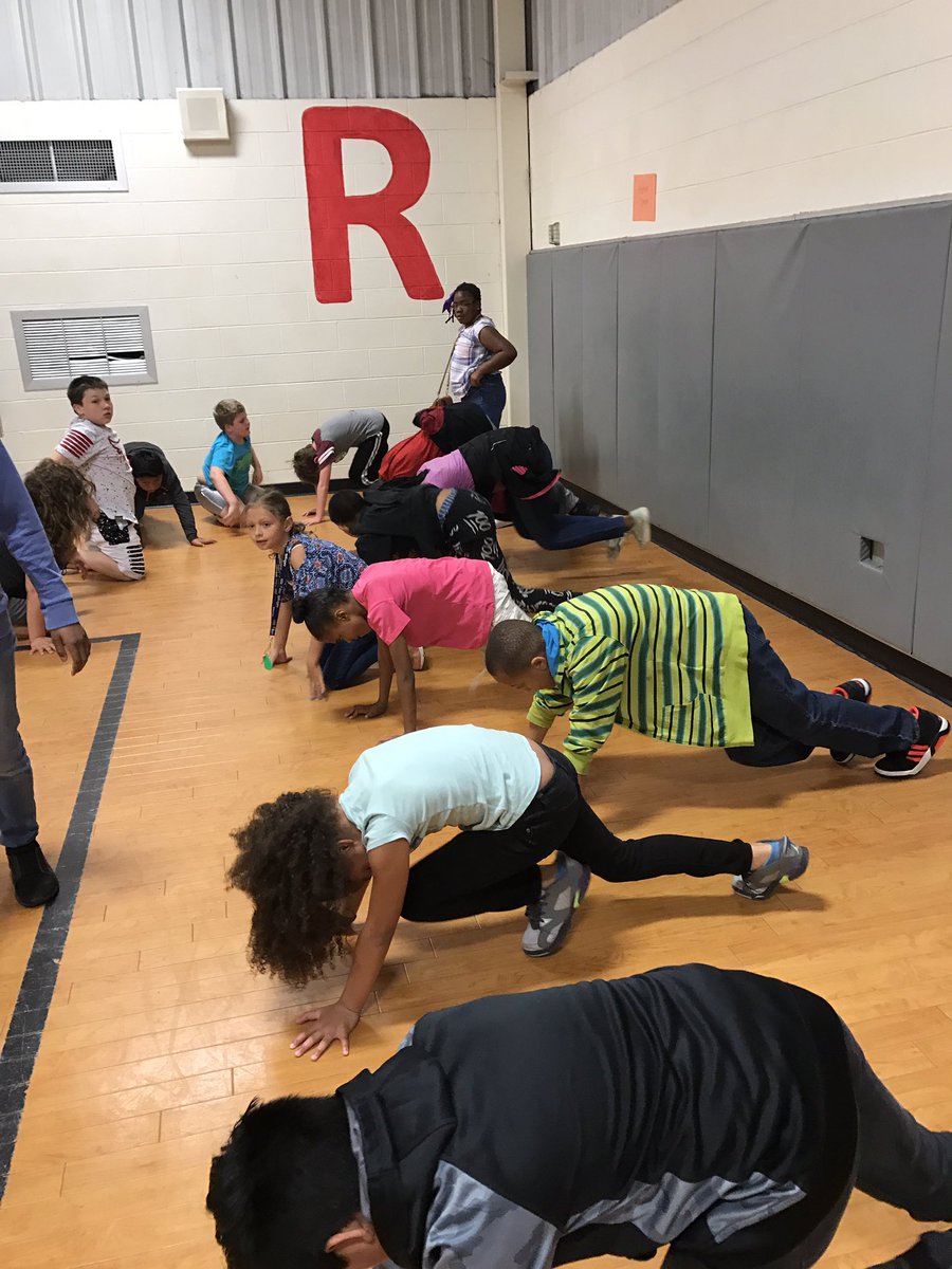 CoachFerrell5's tweet photo. Running, jumping jacks, mountain climbers, sit-ups. Getting our brains pumping before #GAMilestones #EaglesInTraining https://t.co/XjTQekzW3D