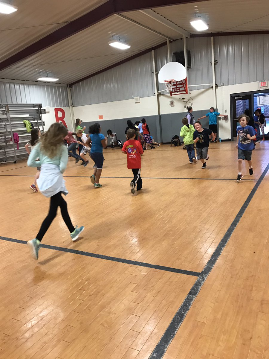 CoachFerrell5's tweet photo. Running, jumping jacks, mountain climbers, sit-ups. Getting our brains pumping before #GAMilestones #EaglesInTraining https://t.co/XjTQekzW3D