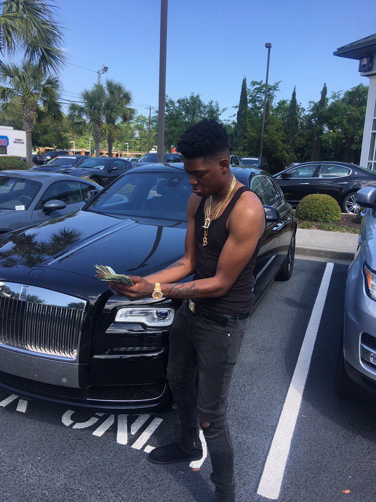 Bleu 在twitter 上 No Matter How Famous U Get A Hood Nigga Still Gone Take A Picture Like This In Front A Fresh Car This Is Science T Co 0p8ekgkcsd Twitter