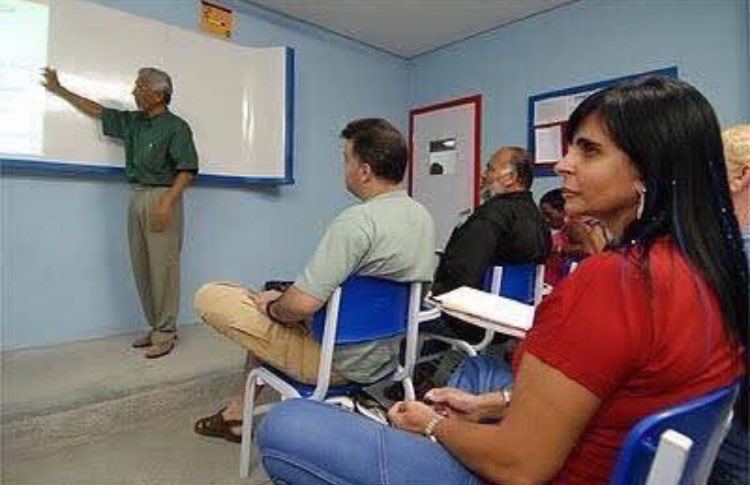 380Augusto's tweet photo. #NaSalaDeAulaEu olho fixamente o professor fingindo que to entendendo mas na verdade to em Nárnia https://t.co/ejYGfMTXLw