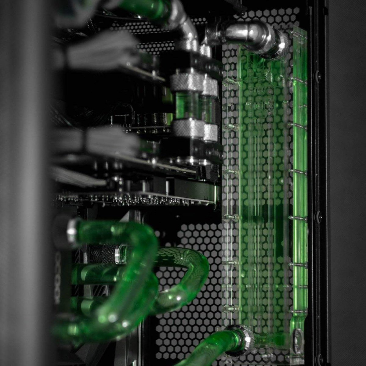 ModMyMods's tweet photo. Just glorious.
#BANE by #MisterTDesign.
#Asus #BeQuiet
#Alphacool #Eisfamilie
#Skeeper #Green https://t.co/CZKpTNOLW0