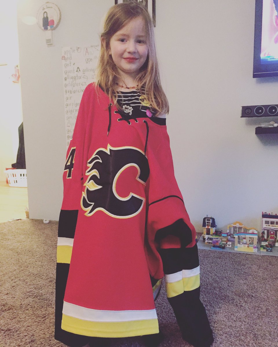 Stringpuppet1's tweet image. #StanleyCup #CalgaryFlames @NHLFlames she's ready for the #CofRed #goflamesgo watching from #Vancouver
