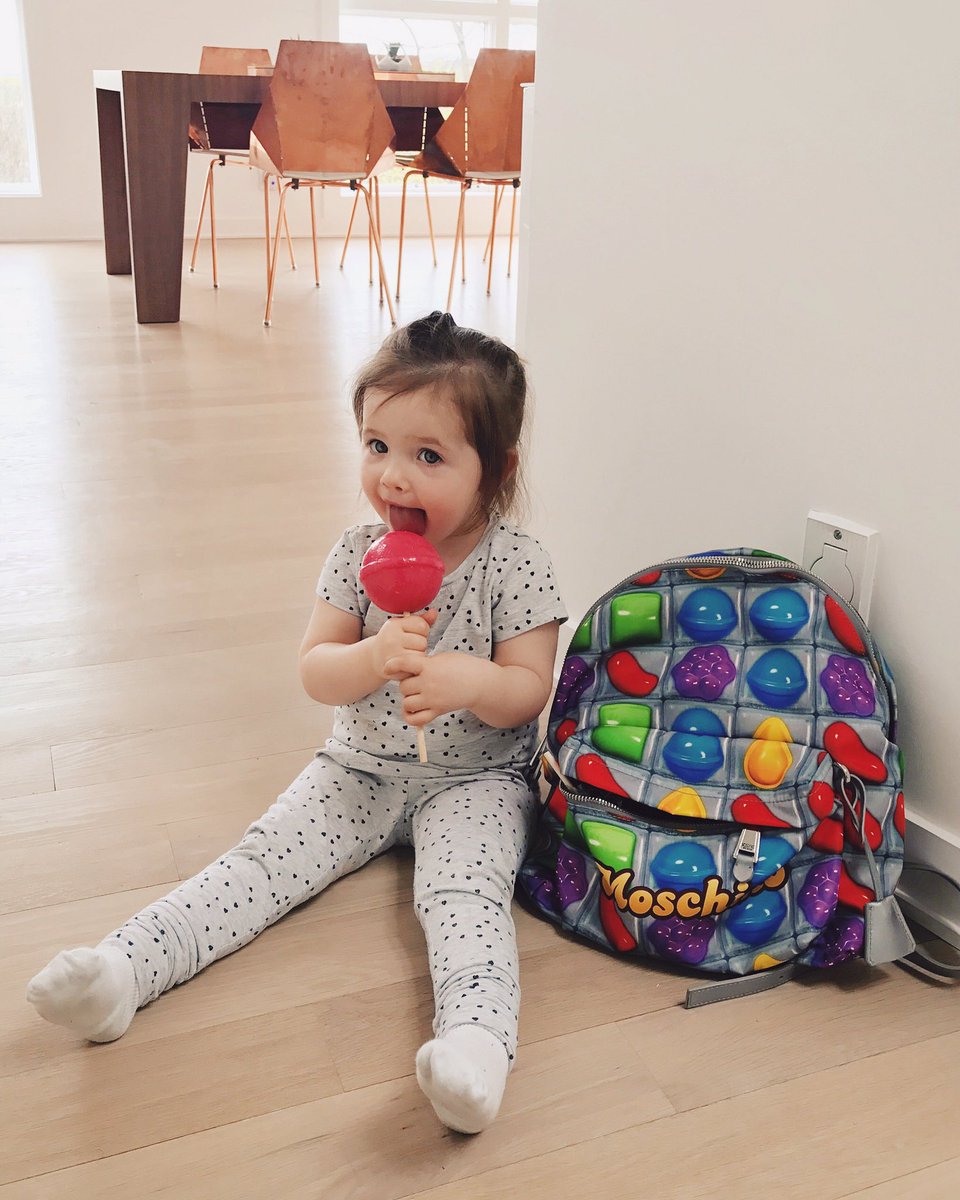 cocorocha's tweet image. #ioniconran is all about the presents we brought her from #Coachella, especially the giant lollipop! 🍭 Thanks uncle @itsjeremyscott!! 👍