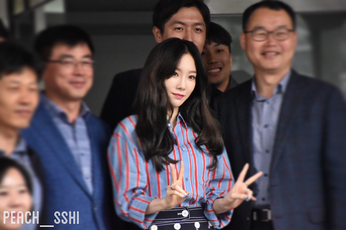 [PIC][18-04-2017]TaeYeon tham dự sự kiện ra mắt dòng "KT Galaxy S8/S8+" tại Gwanghwamun KT Square vào sáng nay C9pzaNHUMAAauB9