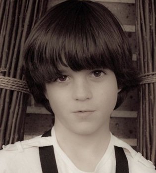 cinefilo50's tweet photo. @iFamilyTVE reúne a 2 jóvenes estrellas @JaviMendoWorld y @santidiaz_r.,siendo Lucas y Carlos.
De niños se le vio en la serie Los Protegidos https://t.co/4TPveOkl2H