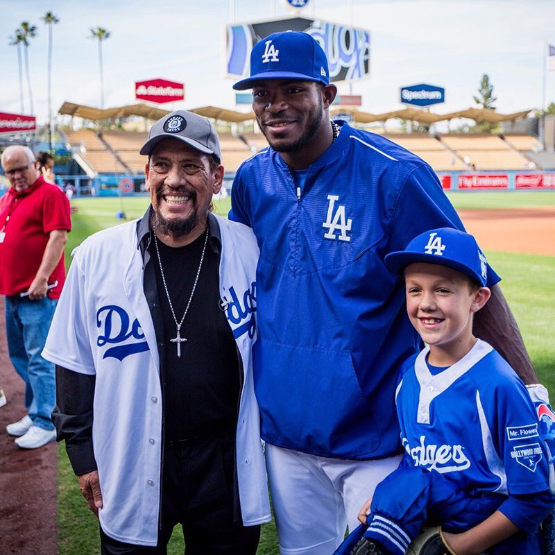 Throwing out the first pitch at tonight's Los Angeles @Dodgers game vs the Arizona @Dbacks! #GoDodgers via @MLB ⚾️ https://t.co/xwWmGPhiPq