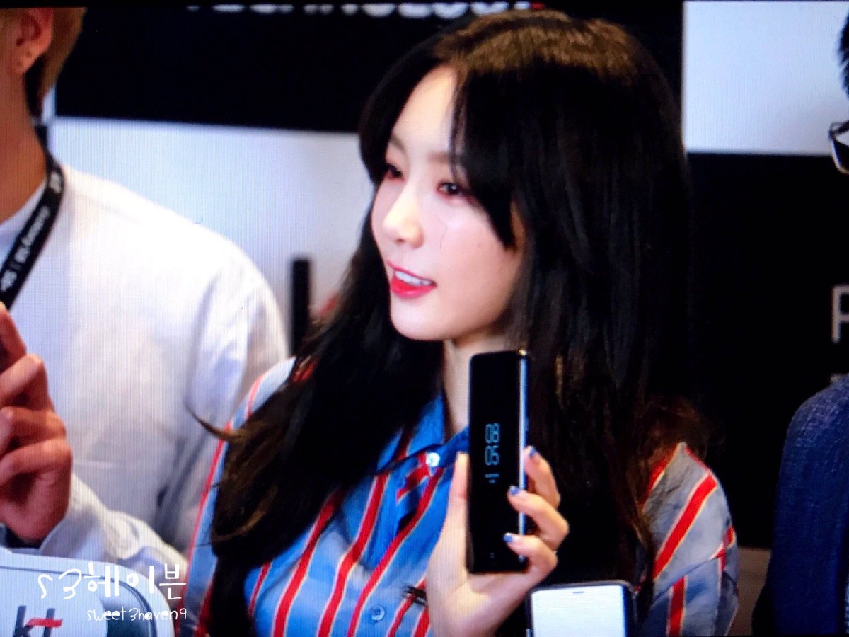 [PIC][18-04-2017]TaeYeon tham dự sự kiện ra mắt dòng "KT Galaxy S8/S8+" tại Gwanghwamun KT Square vào sáng nay C9qPs6-U0AAp9Zk