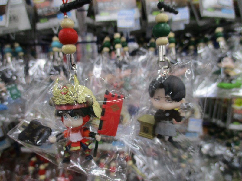 グッズ情報】6F「進撃の巨人」コーナーではご当地ストラップを販売中