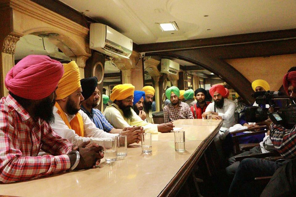 jasveermuktsar's tweet image. ਸ. ਹਰਜੀਤ ਸਿੰਘ ਸੱਜਣ ਦੀ ਪੰਜਾਬ ਫੇਰੀ ਨੂੰ ਸੁਅਾਗਤੀ ਰੂਪ ਦੇਣ ਲੲੀ ਕੀਤੀ ਗੲੀ, 
ਸਾਂਝੀ ੲਿਕੱਤਰਤਾ 
17 ਅਪ੍ਰੈਲ 2017
#ਸਿੱਖਏਕਤਾ #sikhunity #Sikh