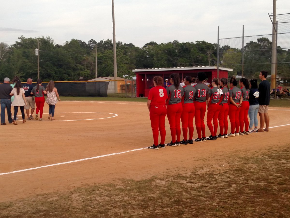 BayHS_Athletics's tweet photo. Thanks to our Seniors. Nice win on your night tonight! We will miss you. https://t.co/YVL7Kqk2mP
