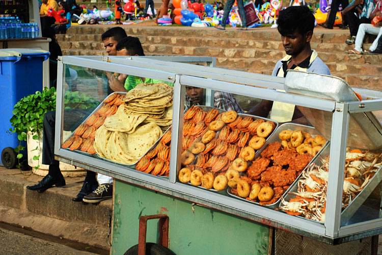 Еда шри ланка 2024. Шри Ланка стрит фуд. Шри Ланка уличная еда. Уличная еда в Шри Ланке. Уличная еда в Индии.