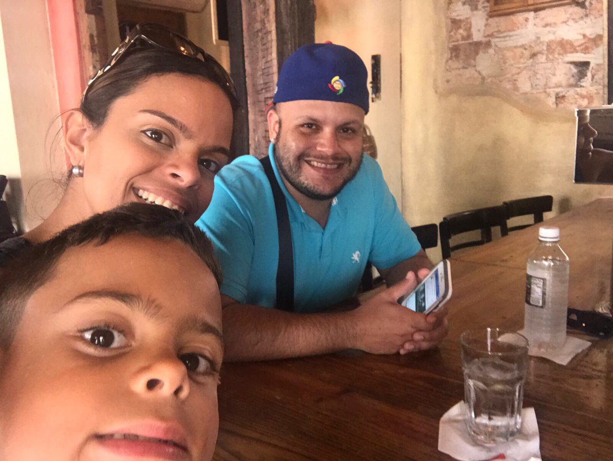 janjito's tweet photo. #latepost Esperando por nuestra pizza en Pirilo #friends #friendslove #qualitytime #pirilo @vianka0520 https://t.co/53p2llibOK