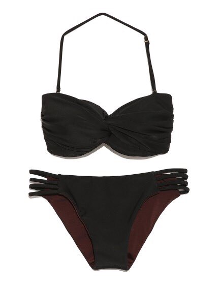 Lily Brown公式 バックのレースアップが 後姿をグッとセクシーにアピールするバンドゥビキニ フロントでツイストしたギャザー ホルターネックで 胸のラインも美しく演出します リリーブラウン 店頭入荷中